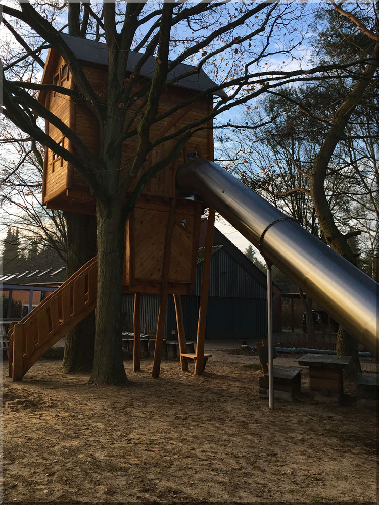 Großes Baumhaus mit drei Etagen und Rutsche